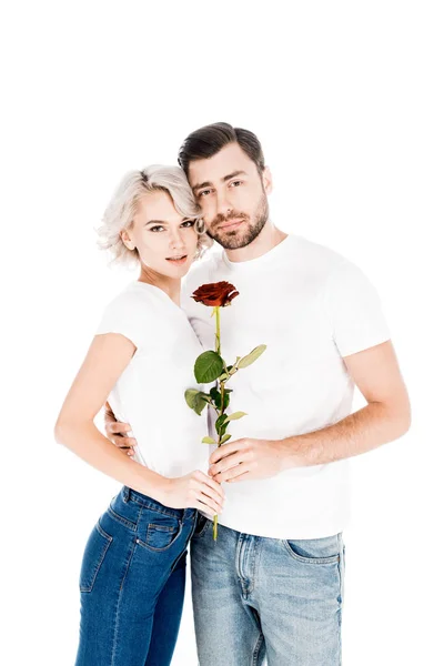 Bella coppia con abbracci floreali mentre guarda la fotocamera isolata su bianco — Foto stock