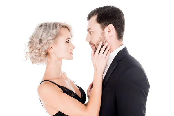 Attraktives Paar, das einander verliebt ansieht, isoliert auf Weiß — Stockfoto