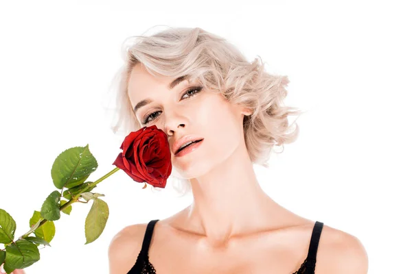 Дивовижна блондинка тримає красиву червону троянду ізольовано на білому — стокове фото