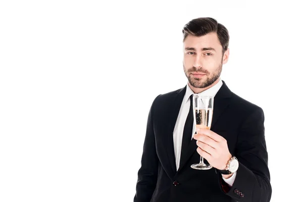 Schöner Mann in schwarzem Kostüm mit einem Glas Champagner auf weißem Grund — Stockfoto