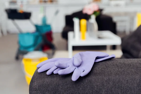 Primo piano di guanti di gomma sul divano con sfondo sfocato — Foto stock