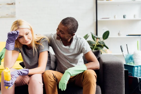 Africain américain homme étreignant femme fatiguée après housecleaning — Photo de stock