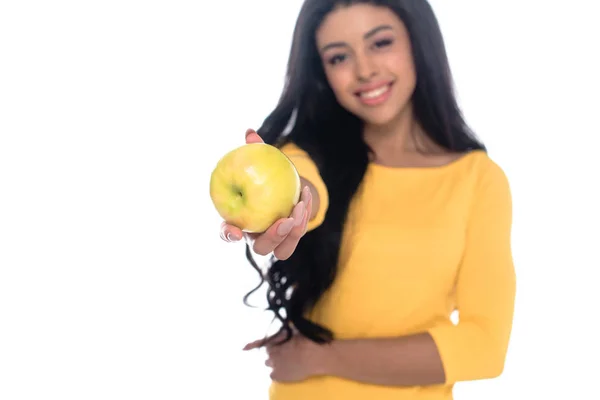 Крупним планом красива щаслива молода афроамериканка тримає свіже яблуко і посміхається на камеру ізольовано на білому — стокове фото