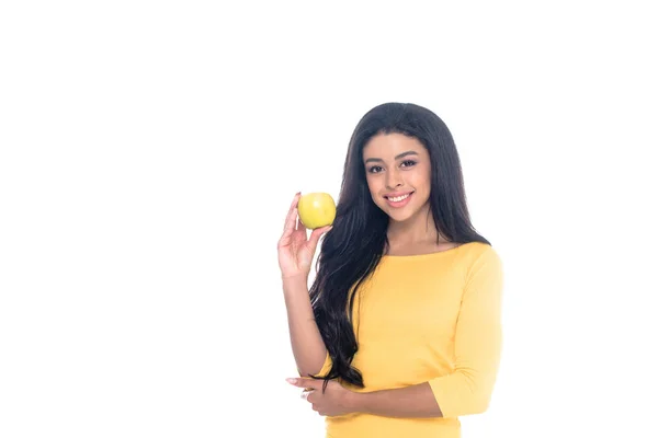 Belle jeune femme afro-américaine heureuse tenant pomme fraîche et souriant à la caméra isolé sur blanc — Photo de stock