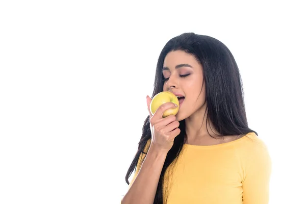 Atractivo joven afroamericano mujer comiendo manzana aislado en blanco - foto de stock