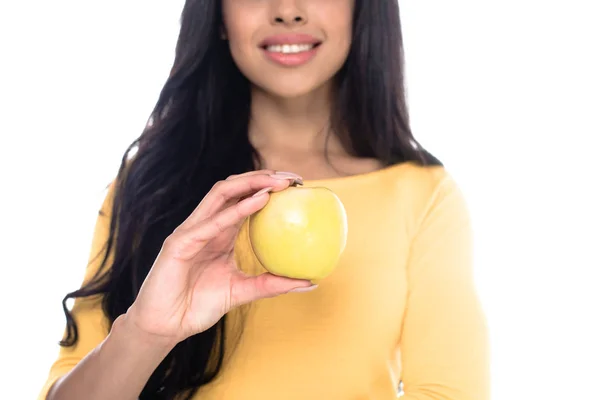 Primo piano vista di sorridente ragazza afro-americana che tiene mela isolata su bianco — Foto stock