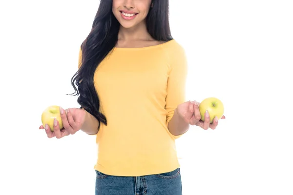 Plan recadré de heureuse jeune femme afro-américaine tenant des pommes fraîches isolées sur blanc — Photo de stock