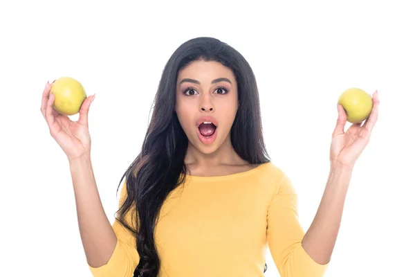 Schockiertes afrikanisch-amerikanisches Mädchen hält Äpfel in der Hand und blickt isoliert in die Kamera — Stockfoto