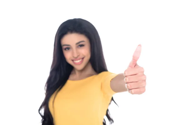 Vista de cerca de la joven afroamericana mostrando el pulgar hacia arriba y sonriendo a la cámara aislada en blanco - foto de stock