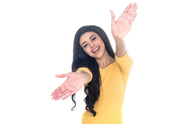 Felice giovane donna afro-americana che raggiunge le mani e sorride alla fotocamera isolata sul bianco — Foto stock