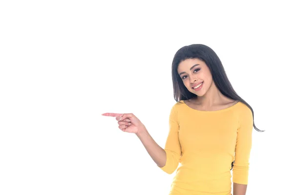 Menina americana africana feliz apontando para longe com o dedo e sorrindo para a câmera isolada no branco — Fotografia de Stock