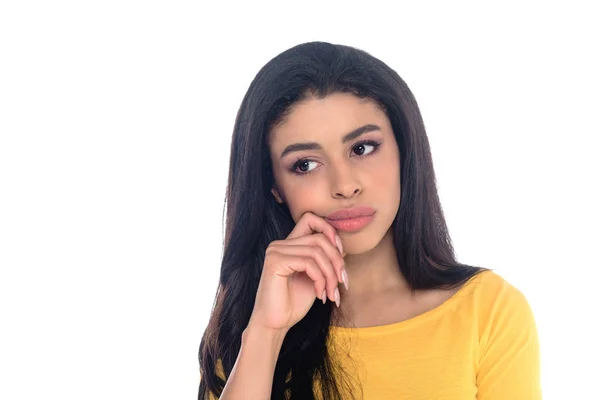 Reflexiva afroamericana chica cogida de la mano en la barbilla y mirando hacia otro lado aislado en blanco - foto de stock
