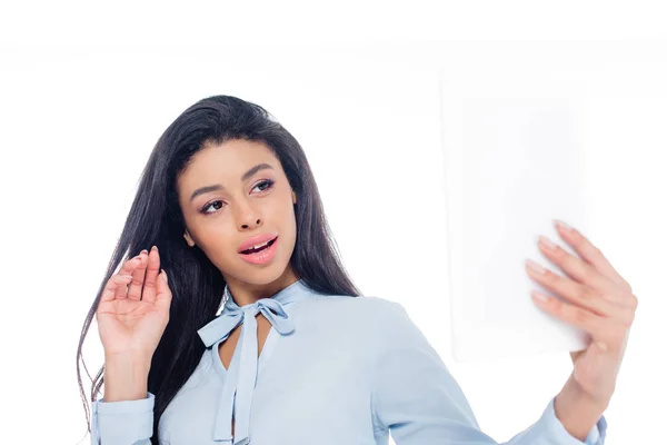 Belle afro-américaine fille à l'aide de tablette numérique et agitant la main isolé sur blanc — Photo de stock