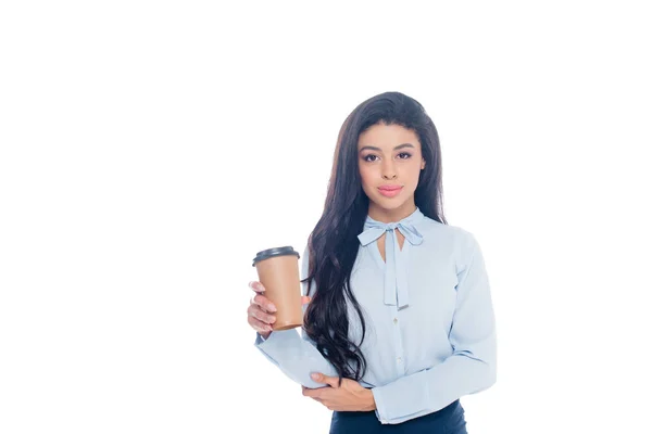 Atractiva joven mujer de negocios afroamericana sosteniendo café para ir y mirando la cámara aislada en blanco - foto de stock