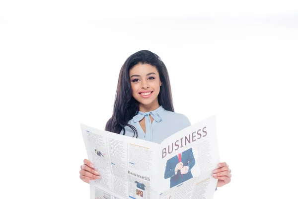 Красива молода афроамериканська бізнес-леді читає газету і посміхається на камеру ізольовано на білому — стокове фото