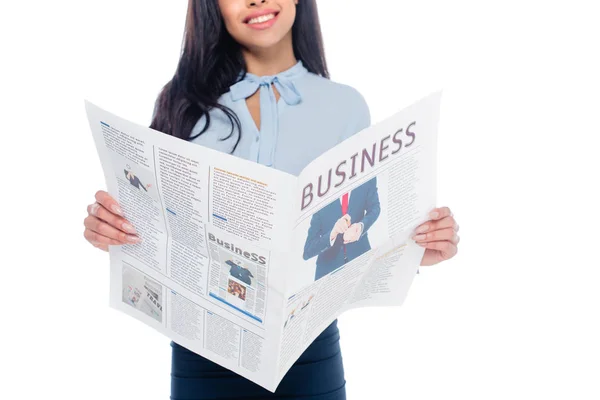 Recorte tiro de mulher africana americana sorridente lendo jornal de negócios isolado no branco — Fotografia de Stock