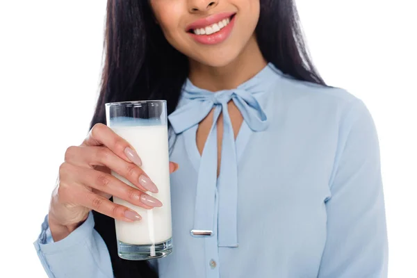 Tiro recortado de sorridente menina afro-americana segurando vidro de leite isolado em branco — Fotografia de Stock