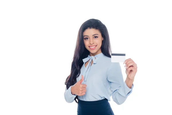 Lächelnde junge afrikanisch-amerikanische Geschäftsfrau hält Kreditkarte in der Hand und zeigt vereinzelt den Daumen nach oben — Stockfoto