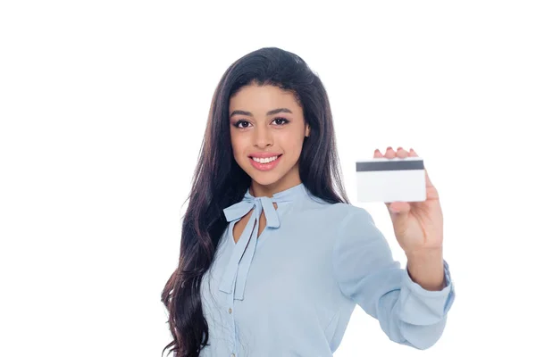 Молода афроамериканська бізнес-леді тримає кредитну картку і посміхається на камеру ізольовано на білому — стокове фото