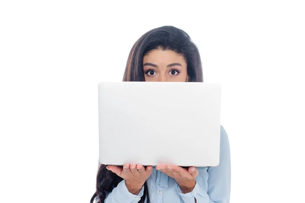 Afro-americana donna d'affari che copre viso da computer portatile isolato su bianco — Foto stock