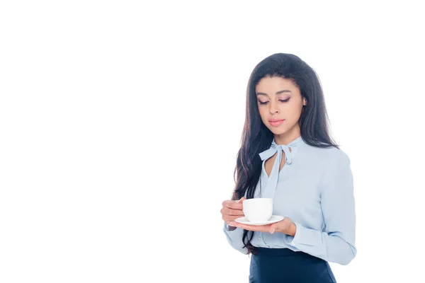 Séduisante femme d'affaires afro-américaine avec tasse de café isolé sur blanc — Photo de stock