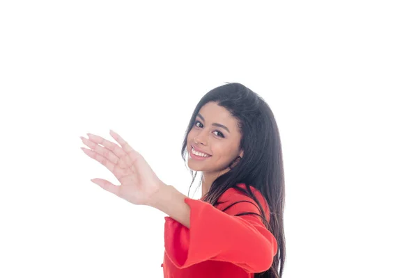 Sonriente afroamericana chica en vestido rojo gesto a mano y mirando a la cámara aislada en blanco - foto de stock