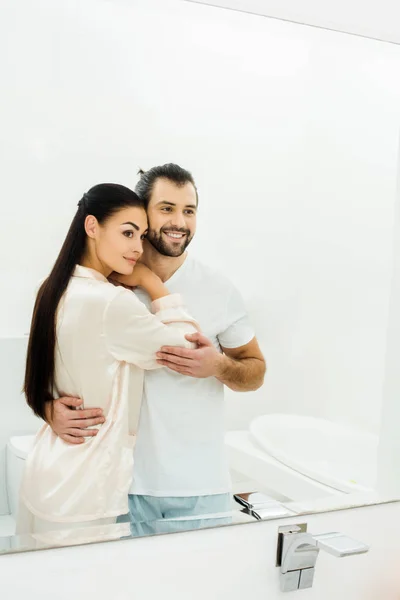 Romántico joven pareja abrazando en la mañana en cuarto de baño - foto de stock