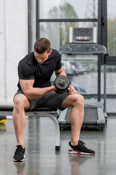 Gutaussehender muskulöser Bodybuilder beim Training mit der Kurzhantel im Fitnessstudio — Stockfoto