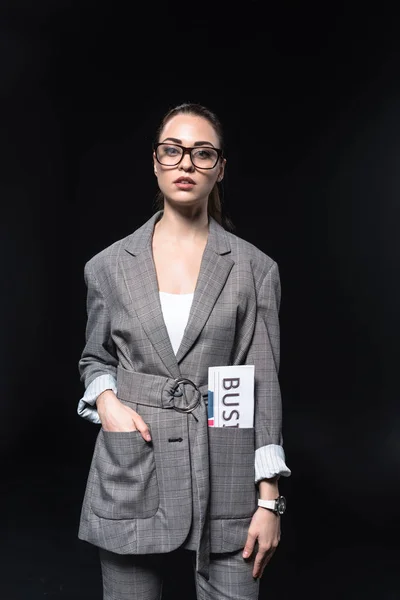 Stylische junge Geschäftsfrau in karierter Jacke blickt isoliert auf schwarz in die Kamera — Stockfoto