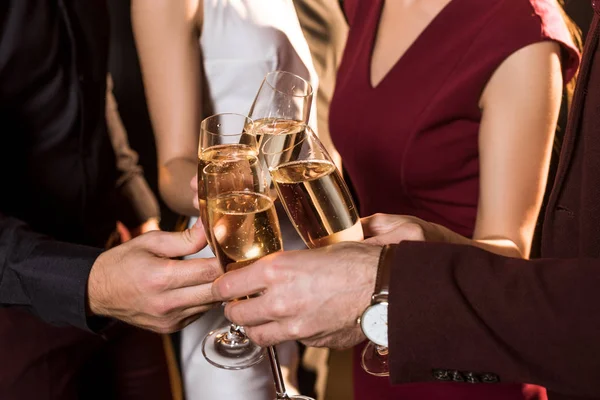 Обрезанный снимок друзей, звонящих бокалами шампанского во время вечеринки — стоковое фото