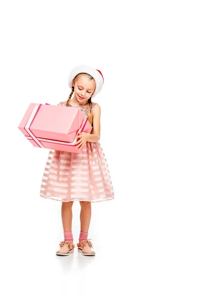 Niño feliz en santa hat celebración caja de regalo aislado en blanco - foto de stock