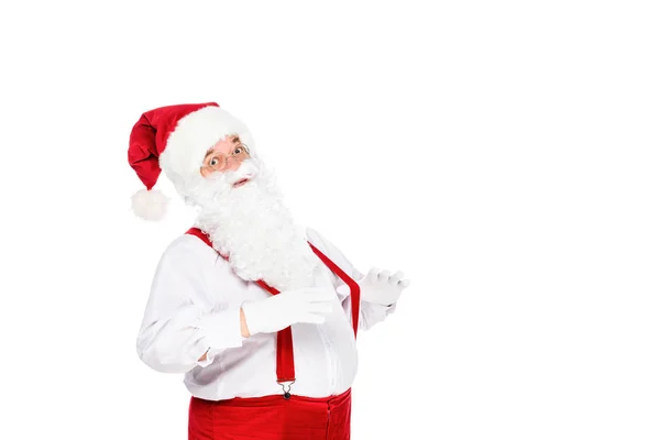 Emocional santa claus em suspensórios olhando para câmera isolada no branco — Fotografia de Stock