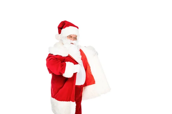 Grave Père Noël claus mettre sur sa veste et en regardant caméra isolé sur blanc — Photo de stock