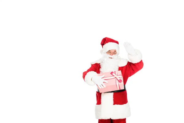 Weihnachtsmann hält Geschenkbox in der Hand und gestikuliert in Kamera isoliert auf Weiß — Stockfoto