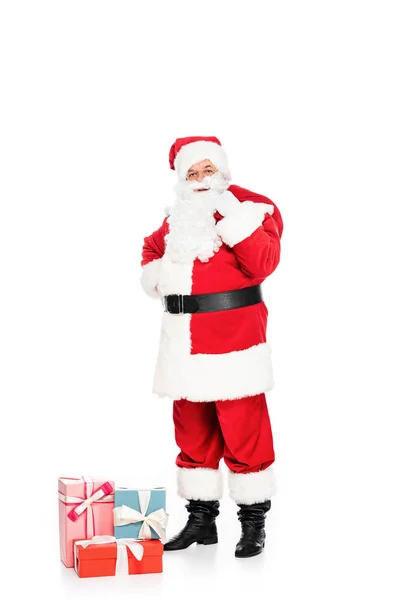 Santa claus avec boîtes-cadeaux et sac regardant la caméra isolée sur blanc — Photo de stock