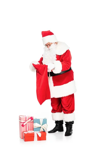 Weihnachtsmann mit Geschenkschachteln und Tasche isoliert auf weiß — Stockfoto