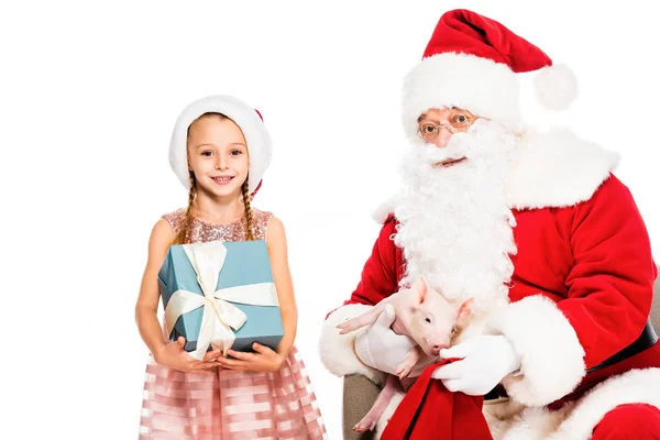 Santa claus e pequena criança olhando para a câmera enquanto segurando porquinho e caixa de presente isolado no branco — Fotografia de Stock