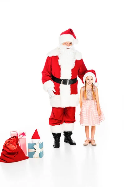 Santa claus y niño pequeño con cajas de regalo mirando a la cámara aislada en blanco - foto de stock