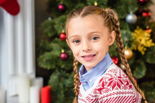 Ritratto di adorabile bambino felice che sorride alla macchina fotografica nel periodo natalizio — Foto stock