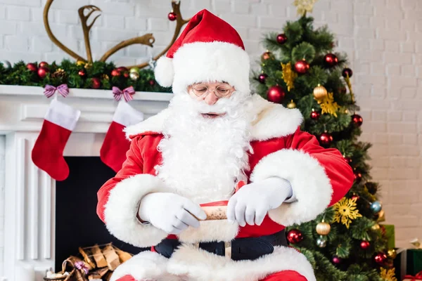 Санта-Клаус, держащий пергамент со списком желаний — стоковое фото