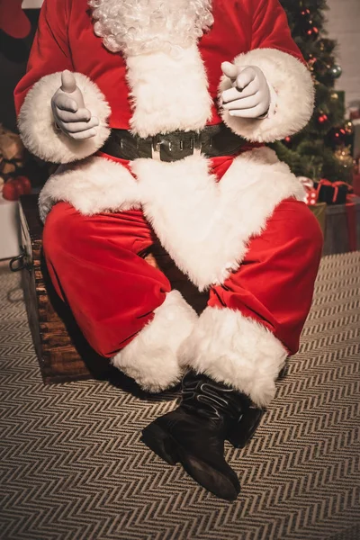Обрізаний господар Санта-Клауса з відкритими руками, що сидять на старих грудях — стокове фото