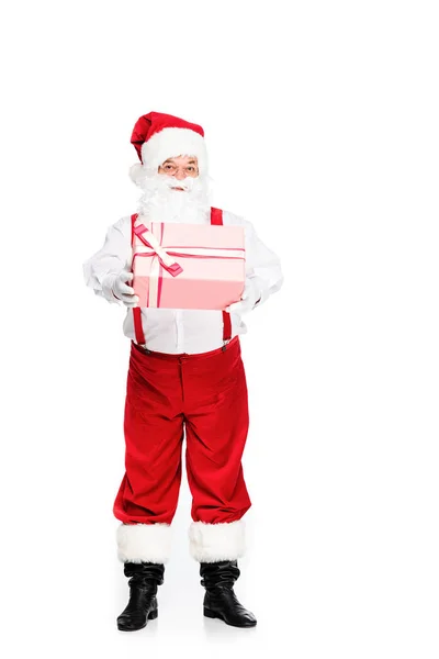 Vue pleine longueur du Père Noël tenant cadeau de Noël et regardant la caméra isolée sur blanc — Photo de stock