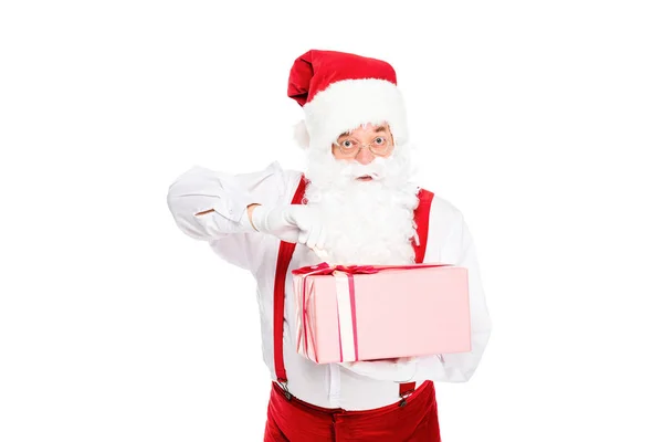 Père Noël ouverture cadeau de Noël et regarder la caméra isolée sur blanc — Photo de stock