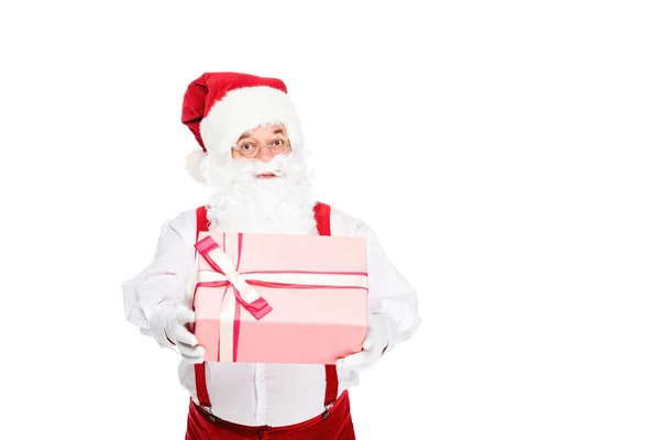 Santa celebración de Navidad presente y mirando a la cámara aislada en blanco - foto de stock