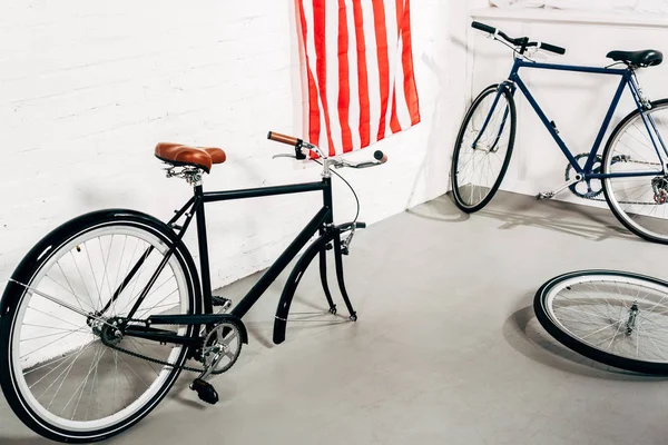 Visão de alto ângulo de bicicleta desmontada perto da roda na oficina — Fotografia de Stock