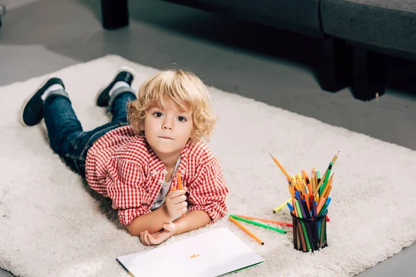 Selective focus of little boy painting by marker at home — Stock Photo