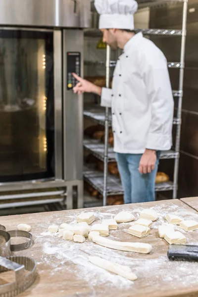Macho cocinar pulsar botón en el horno en panadería - foto de stock