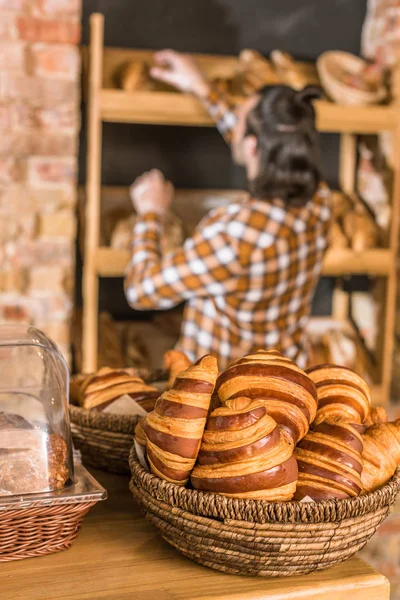 Primer plano de pastelería recién horneada en canasta de mimbre - foto de stock