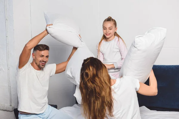 Família alegre tendo travesseiro luta em casa — Fotografia de Stock