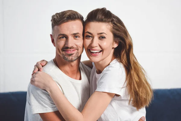 Mari et femme heureux souriant et étreignant — Photo de stock